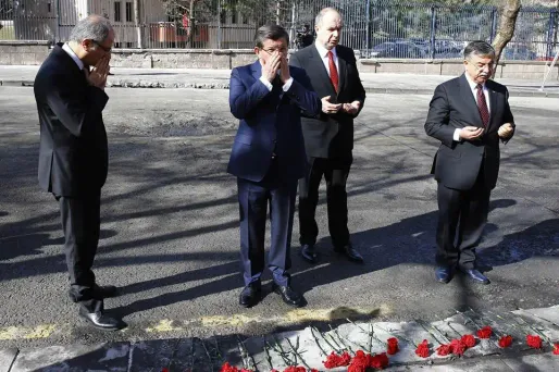 Le Premier ministre Ahmet Davutoglu a déposé des œillets rouges sur les lieux de l'attentat.
