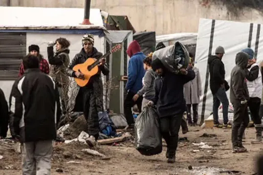 Faire entrer les migrants dans le circuit légal, clef de la solution à Calais