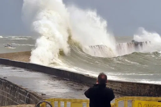 n tout, 16 départements ont été placés en vigilance orange, pour vents et vagues-submersion.