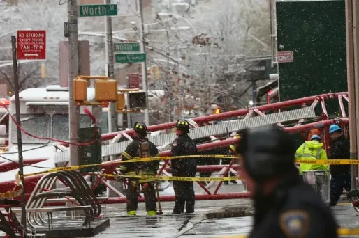Une grue s'est effondrée en plein centre de New York vendredi après-midi.