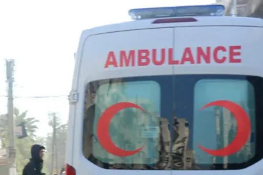 Trois personnes ont été tuées et au moins six autres ont été blessées vendredi dans le bombardement aérien d'un hôpital.