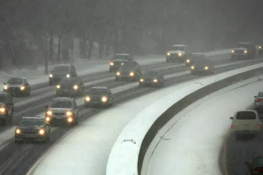 Le bord de l'autoroute était rendu glissant par des chutes de neige. (Illustration)