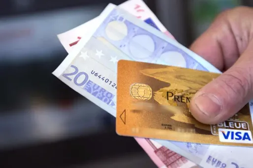 Argent et cartes de crédit (1280x640) ALAIN JOCARD / AFP