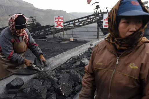 Des ouvriers chinois dans le secteur du charbon. Image d'illustration.