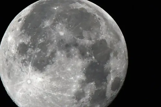 L'axe de rotation de la lune a basculé d'environ six degrés, il y a des milliards d'années.