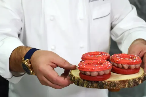 Le macaronut, la nouvelle invention du pâtissier français François Payard.