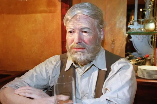 Une reproduction à l'effigie de l'écrivain américain Ernest Hemingway, au musée Grévin à Paris.