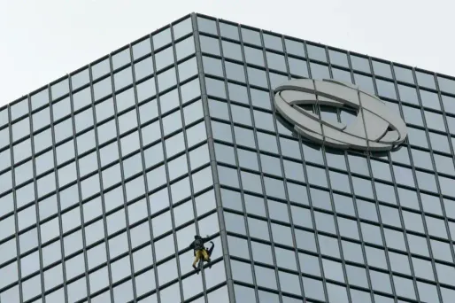 Alain Robert a escaladé la tour Total lundi à Paris.