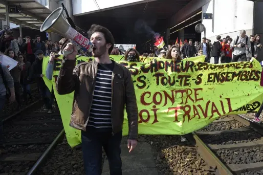 Les manifestants ont envahi les voies, entraînant l'interruption du trafic SNCF.