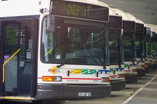 Sur son véhicule, le chauffeur du faux minibus apposait le logo de la régie métropolitaine, dont il avait récupéré le graphisme sur internet.