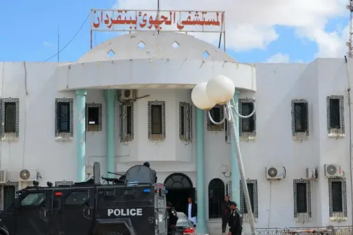La police est stationnée devant l'hôpital de Ben Guerdane.