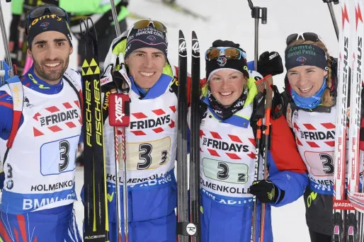 Martin Fourcade (à g.) et l'équipe de France (1280x640) AFP