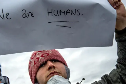 De la Macédoine à Calais, la protestation des bouches cousues