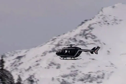 Les deux hommes, de 27 et 47 ans, portaient un casque au moment de leur chute.