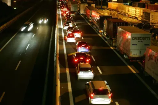 Il abandonne sa femme sur l'autoroute, elle est fauchée par une voiture