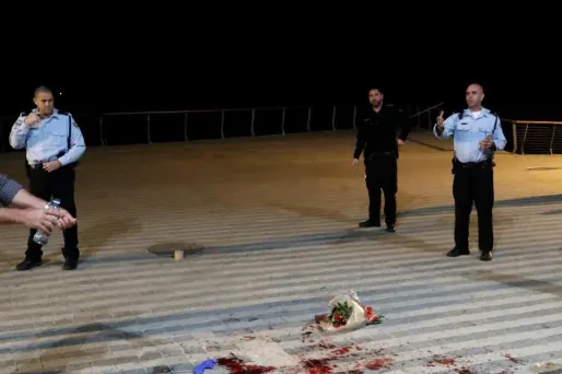 Un bouquet de fleur a été déposé sur un lieu de l'attaque.