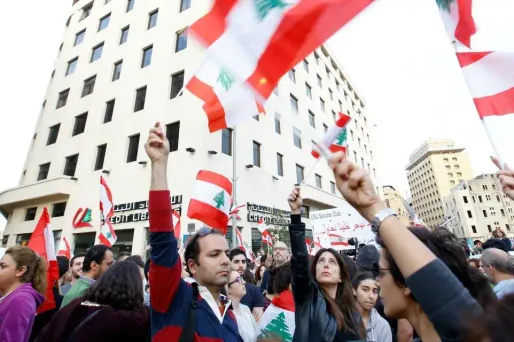Des milliers de manifestants ont protesté dans les rues de Beyrouth samedi contre la crise des déchets.