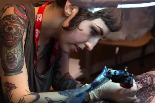 Une tatoueuse lors du Mondial du tatouage de 2015, à Paris.