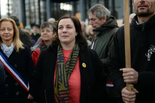 Emmanuelle Cosse avec des opposants à l'aéroport de NDDL en 2013.