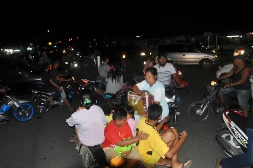 A Padang, la population fuit alors qu'un tsunami pourrait frapper le pays.