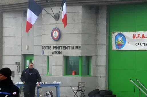 Un élève surveillant de la prison d'Aiton grièvement brûlé au visage par un détenu