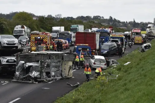 Le poids lourd avait traversé lundi le terre-plein central à hauteur d'Ecquevilly (Yvelines), puis percuté plusieurs véhicules qui circulaient en sens inverse, dont un autre camion.