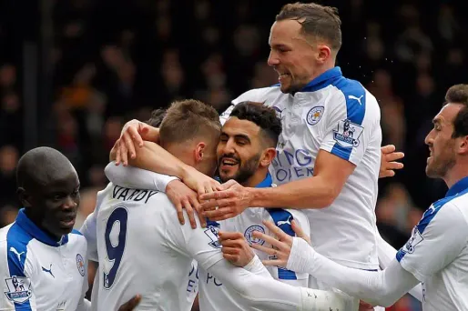 Riyad Mahrez (au centre) est le premier joueur africain à être sacré meilleur joueur de Premier League.