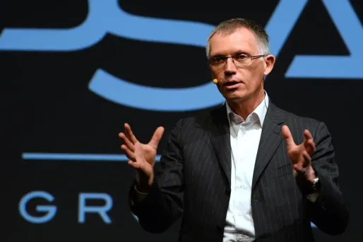 Le président du directoire du groupe automobile, Carlos Tavares, a gagné 5,24 millions d'euros en 2015.