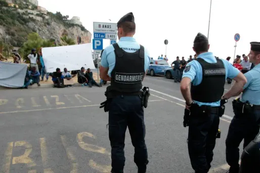 À Menton, une cinquantaine de migrants tentent de forcer la frontière