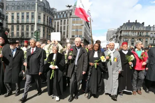 Les représentants interreligieux étaient en tête de cortège.