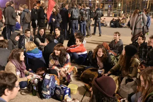 A Paris, place de la République, les manifestants discutent par groupe.