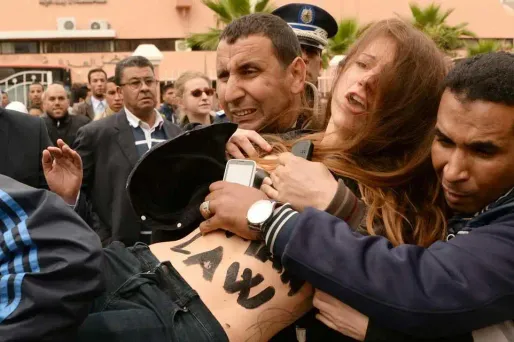 Deux Femen ont tenté de pénétrer dans le tribunal où se déroule le procès pour "homosexualité".