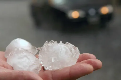Texas : une pluie de grêlons de la taille de balles de baseball endommage les voitures