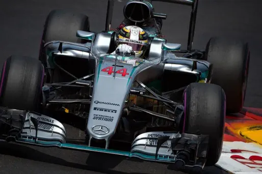 Lewis Hamilton est deuxième du classement pilotes, derrière son coéquipier Nico Rosberg.