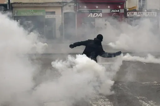 L'homme blessé se présente comme un journaliste indépendant.