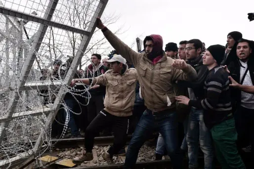 Les policiers macédoniens ont tiré des gaz lacrymogènes contre des migrants, dimanche