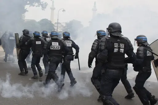 Des heurts ont éclaté entre policiers et manifestants, place de la Nation