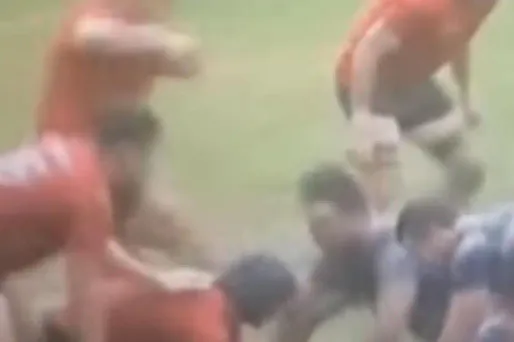 Cipriano Martinez a visé en plein visage un adversaire au sol.