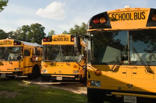 Les explosifs étaient cachés sous le capot du bus scolaire.