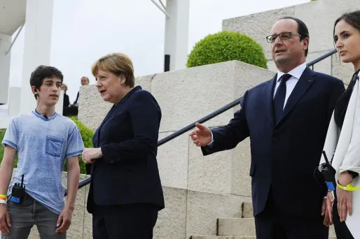 Angela Merkel et François Hollande discutent avec deux jeunes, dimanche à Verdun.