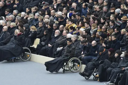 Les proches des victimes des attentats, ici lors de l'hommage national aux Invalides, seront reçus à l'école militaire.