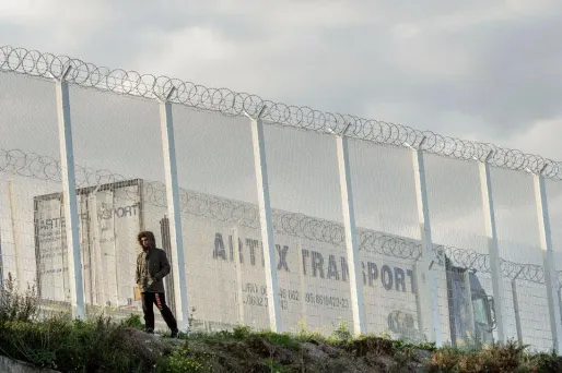 Calais : mort d'un migrant afghan percuté par un camion