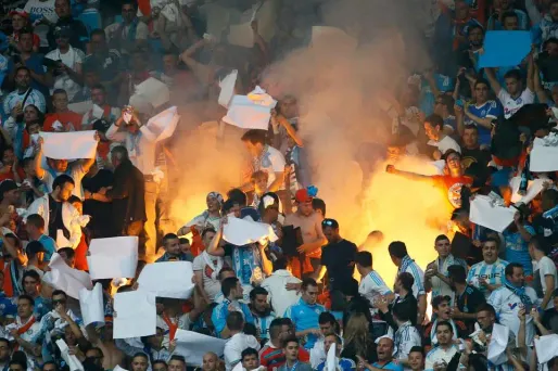 Contrairement aux normes habituelles, les feuilles de papier fournies aux supporters marseillais n'étaient pas ignifugées.