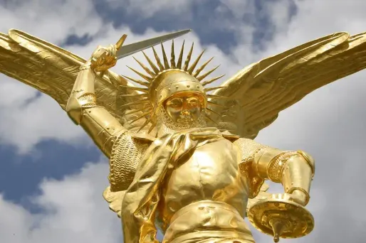 L'archange du Mont-Saint-Michel a retrouvé tout son éclat.