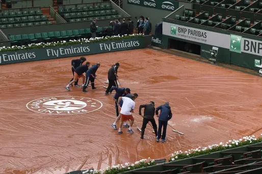 La pluie a contraint les organisateurs de Roland-Garros à interrompre les matches, dimanche après-midi.