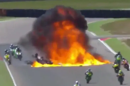 VIDEO – Espagne : accident spectaculaire lors d’une course de moto