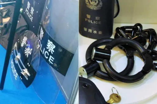 Des armes de torture présentées sur un salon à Paris