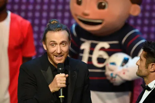 "Bonjour, je m'appelle David Guetta et vous allez m'entendre pendant un mois".