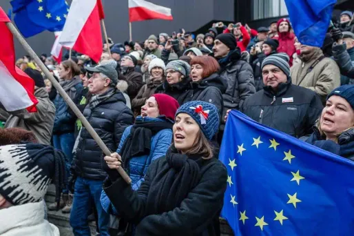 Lors d'une manifestation à Varsovie, le 9 janvier, contre la loi sur les médias publics du parti polonais au pouvoir