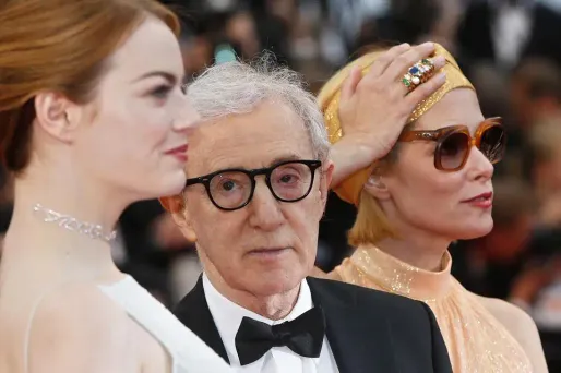 Woody Allen au Festival de Cannes 2005, entouré d'Emma Stone (à gauche) et de Parker Posey.